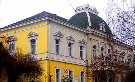 Палац Плотені у Великих Лазах