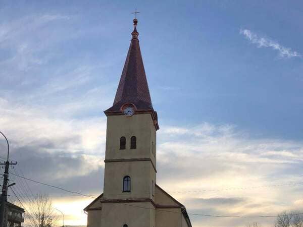 Міська ратуша та костел в Сваляві